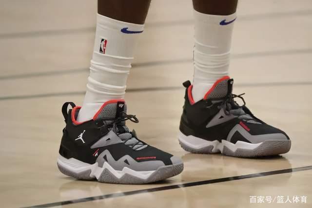 迪玛利亚社交媒体晒全家福 祝所有人2025新年快乐